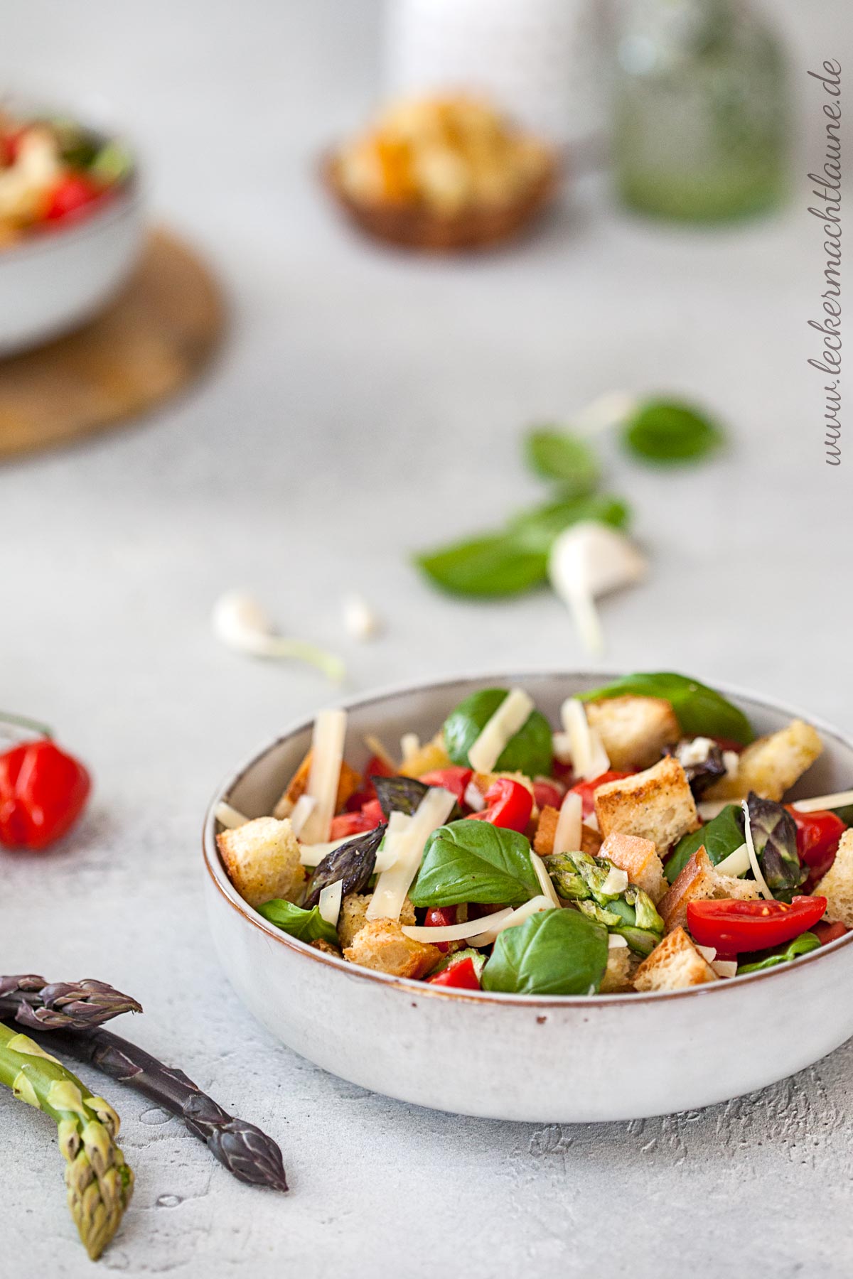 Spargel-Panzanella