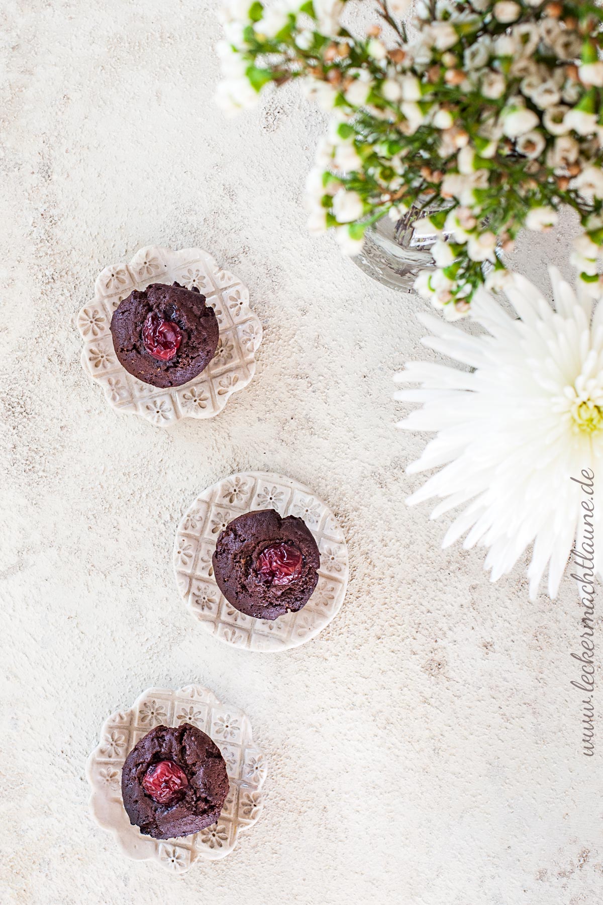 Mini-Schoko-Muffins mit Schattenmorellen