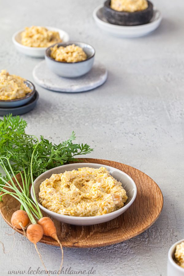 Gedünsteter Karottensalat mit Joghurt und Knoblauch