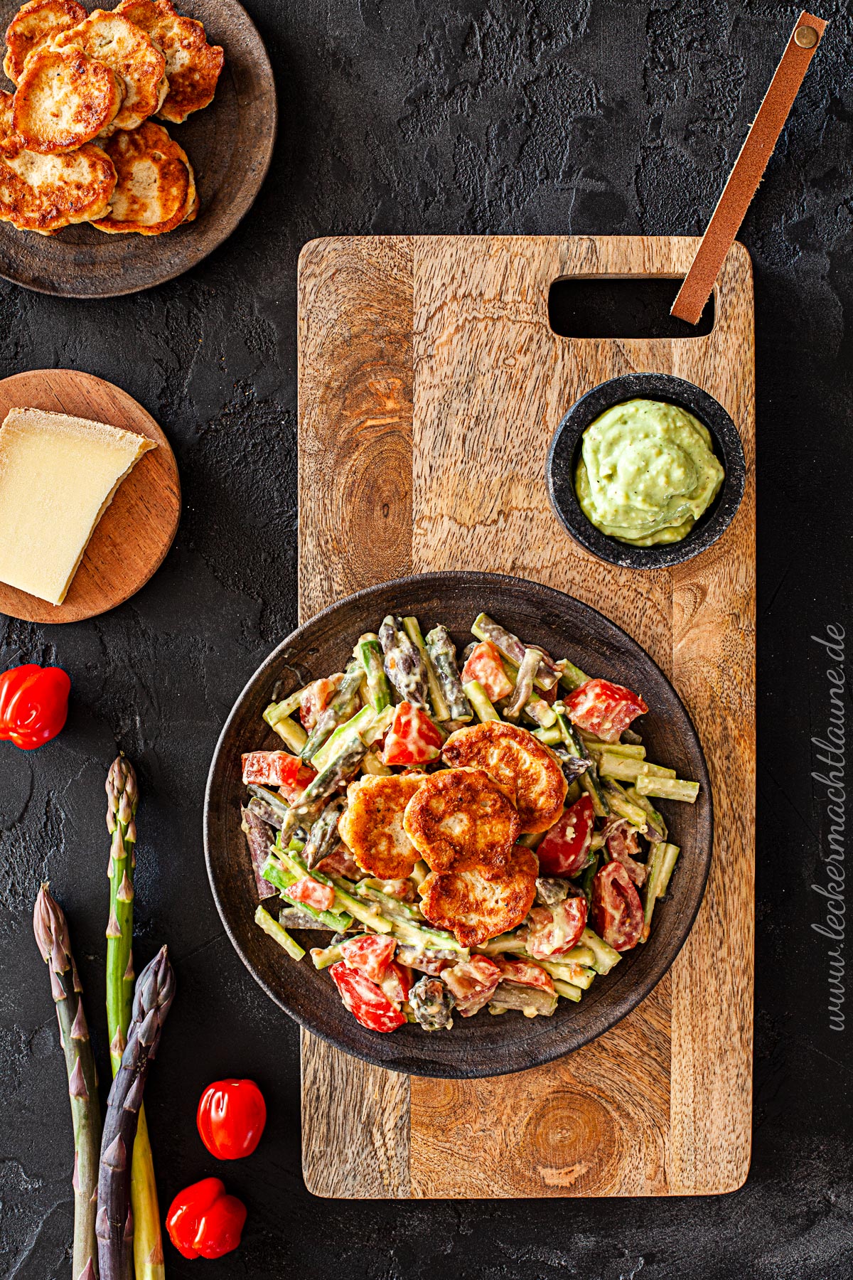 Spargel-Tomaten-Salat mit Avocadodressing und Ricotta-Fritters 