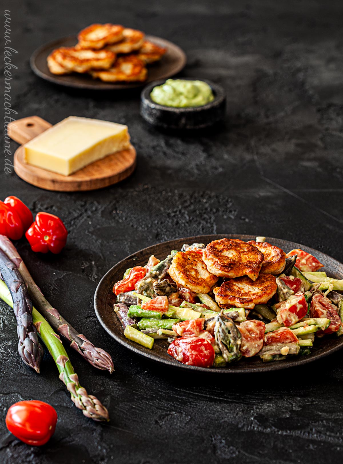 Spargel-Tomaten-Salat mit Avocadodressing und Ricotta-Fritters 
