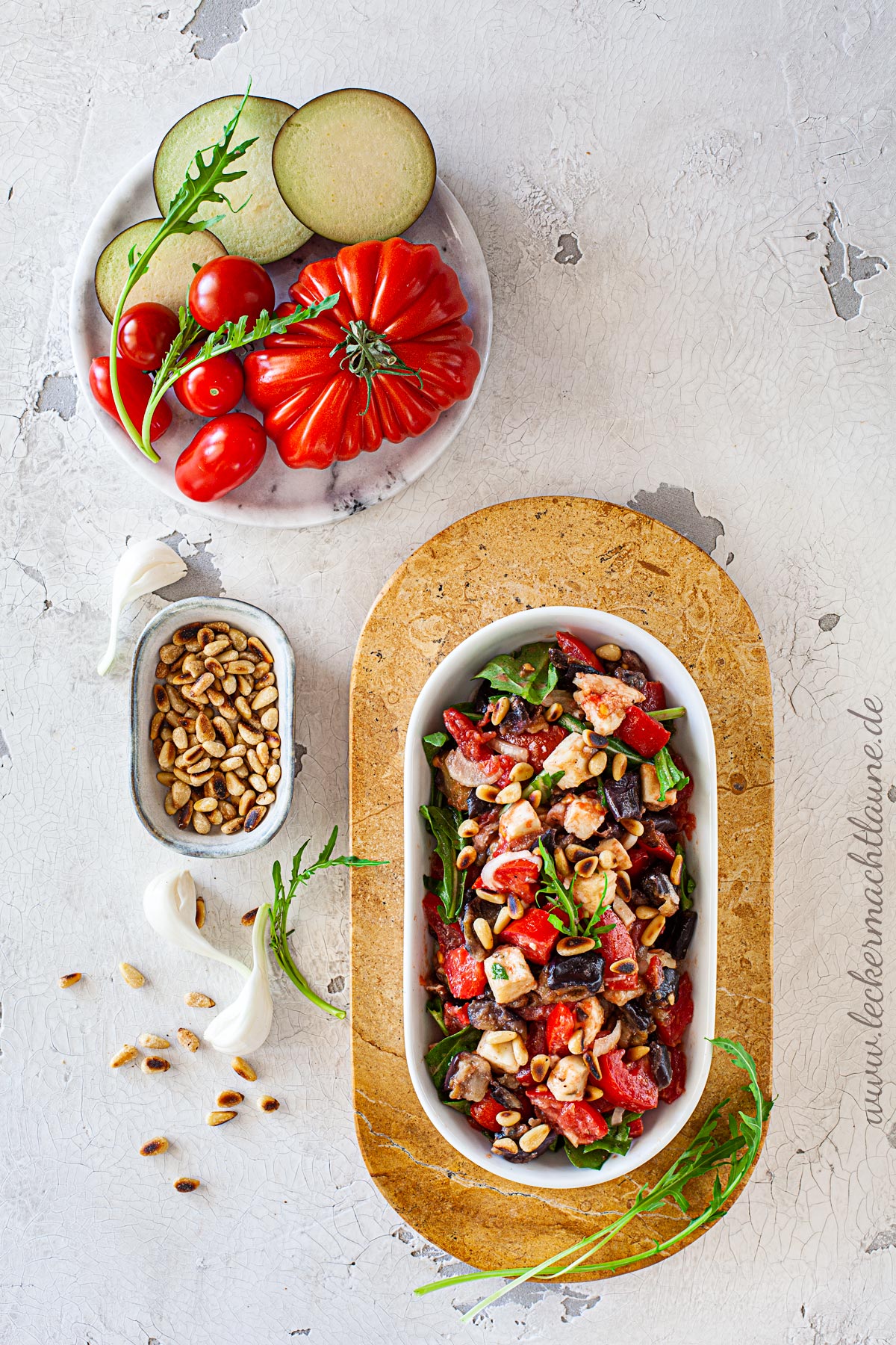 Tomaten-Auberginen-Salat mit Mozzarella und Rucola