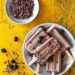 Schoko-Haselnuss-Eis am Stiel