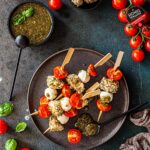 Honigtomaten-Spieße mit Avocado und Mozzarella