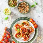 Honigtomaten-Pancakes mit würzigem Dip