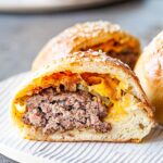 Eingebackene Cheeseburger
