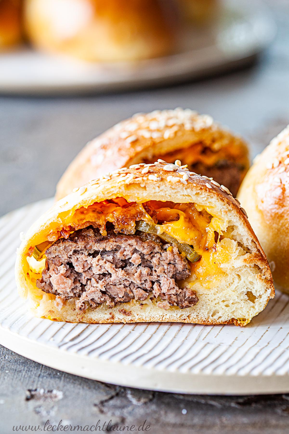Eingebackene Cheeseburger
