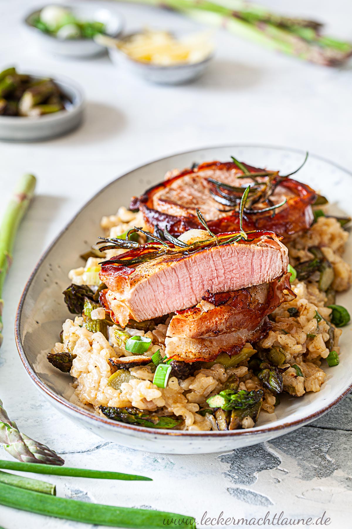 Kalbsmedaillons im Speckmantel auf Spargel-Risotto