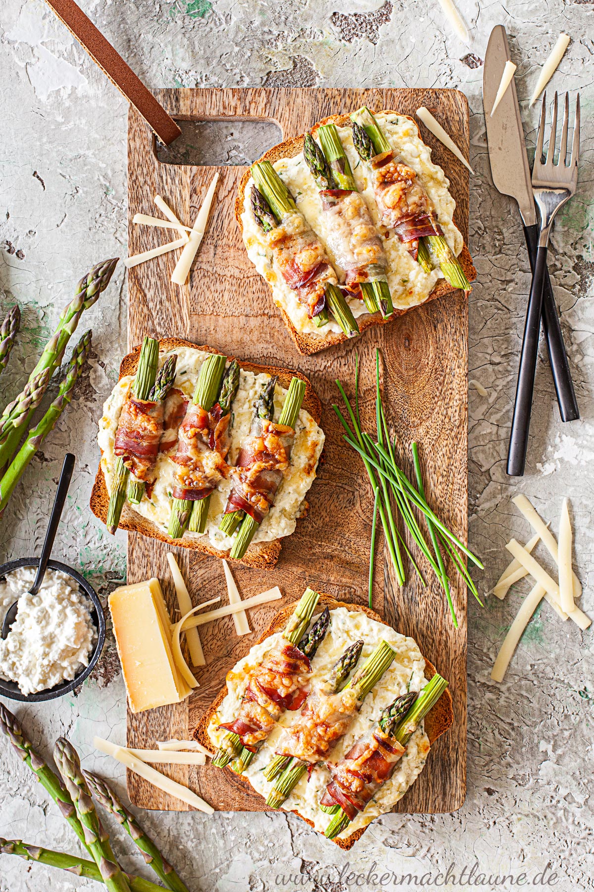 Spargel-Speck-Toasts