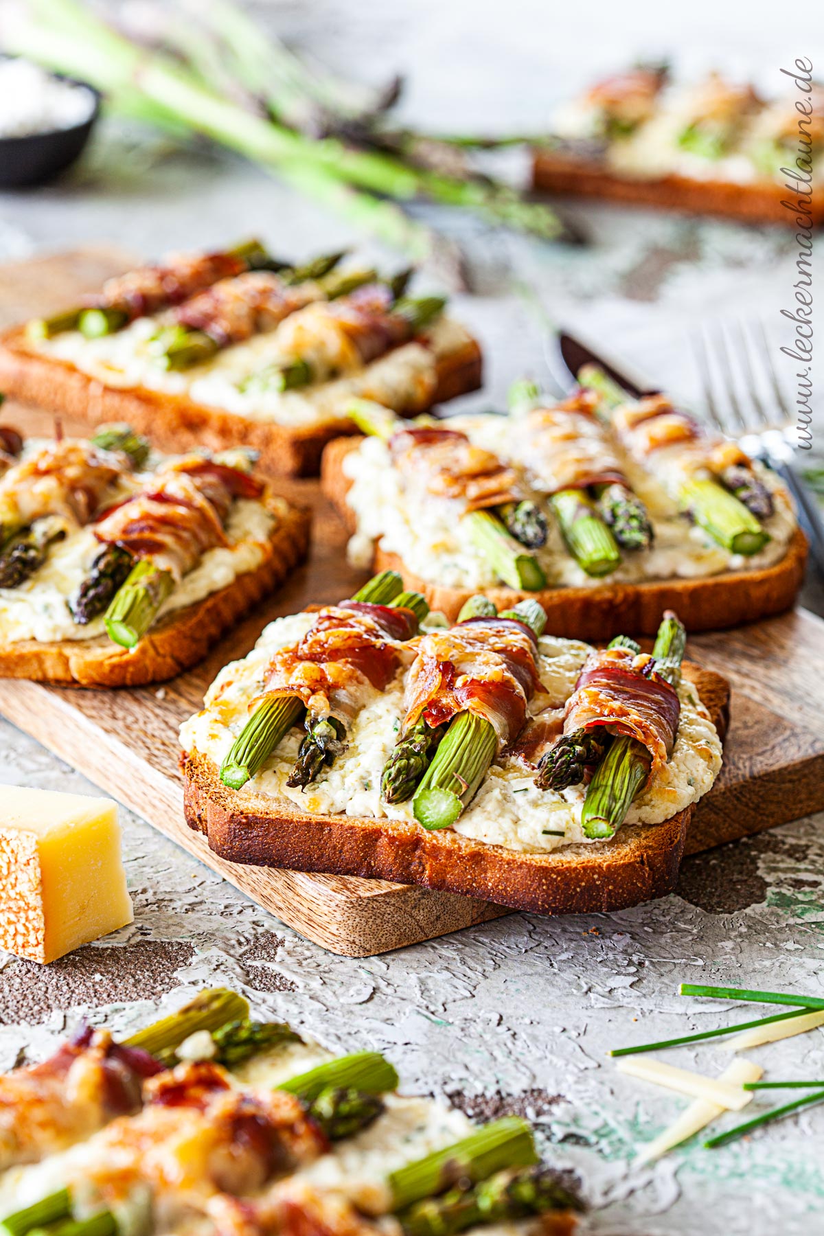 Spargel-Speck-Toasts