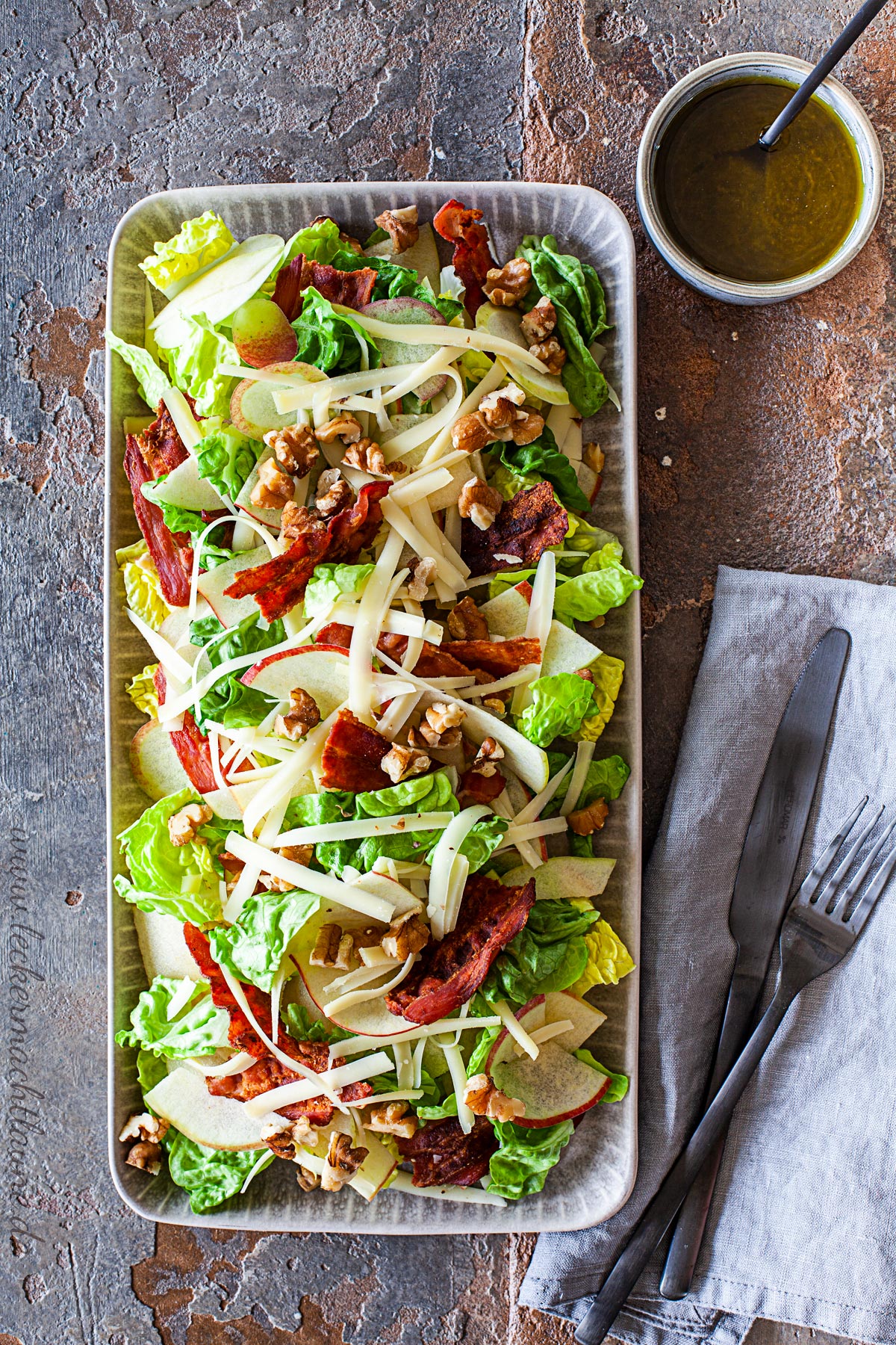 Salat mit Apfel, Bacon und Walnüssen