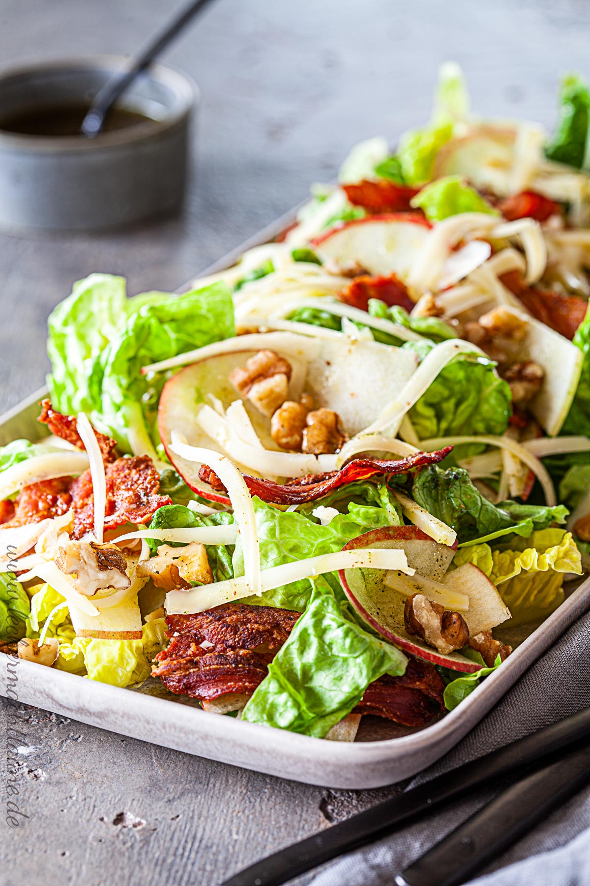 Salat mit Apfel, Bacon und Walnüssen