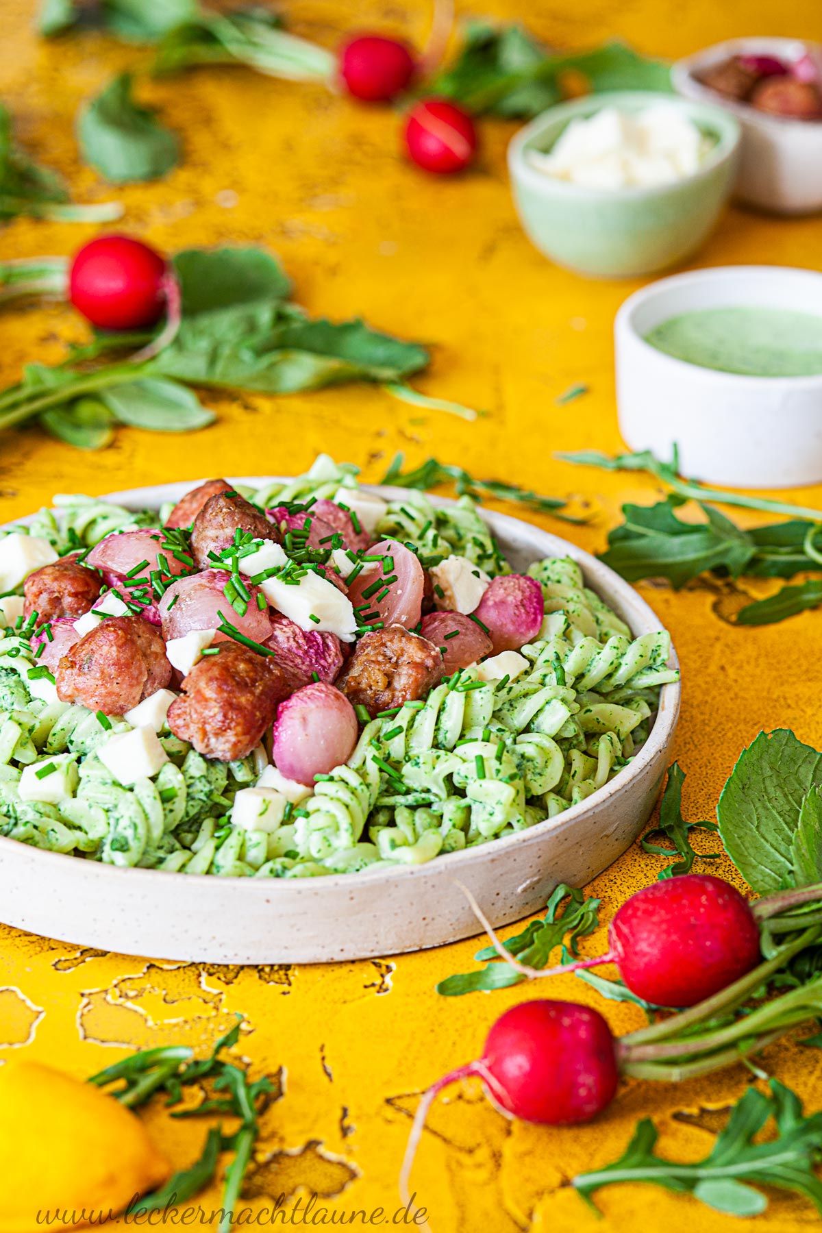 Pasta mit Rucola, Radieschen & Salsiccia