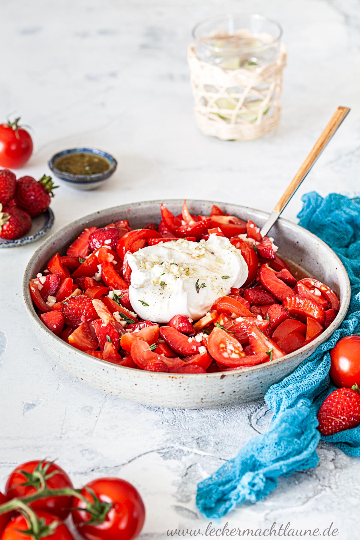 Tomaten-Erdbeer-Salat mit Burrata