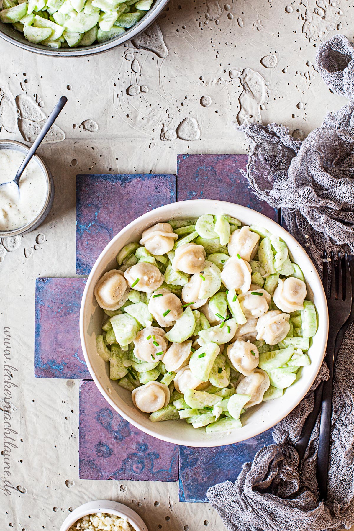 Gurkensalat mit Pelmeni 