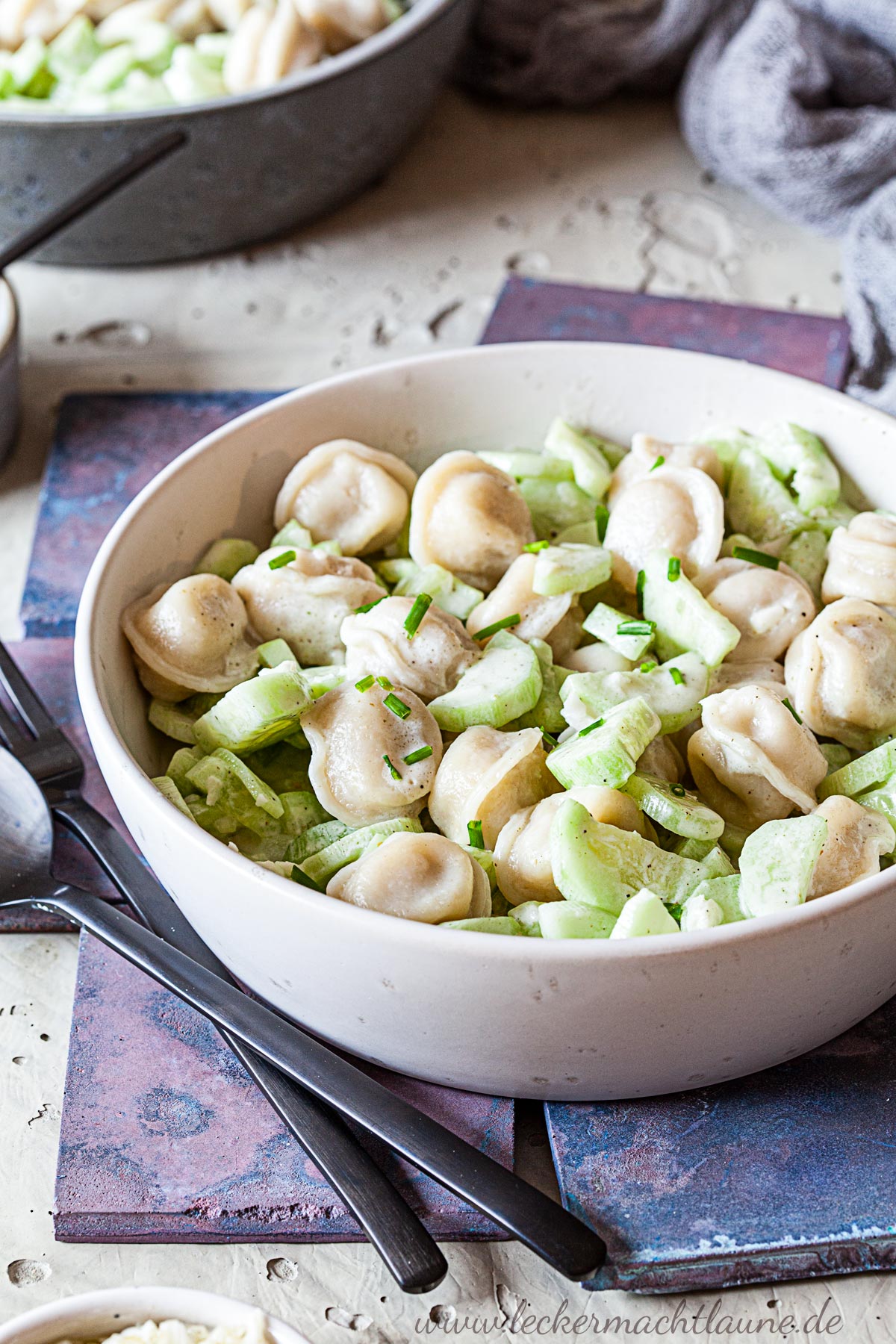 Gurkensalat mit Pelmeni 