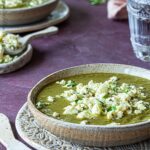 Spinatsuppe mit Hirtenkäse-Topping