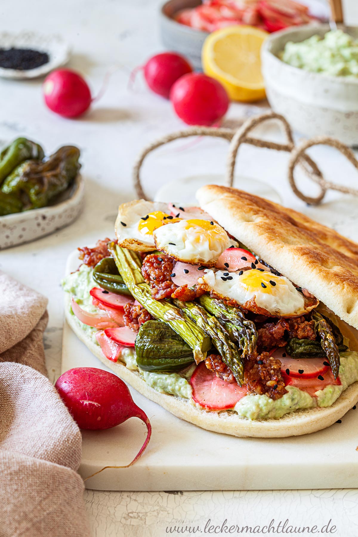 Spargel-Avocado-Sandwich mit Salsiccia