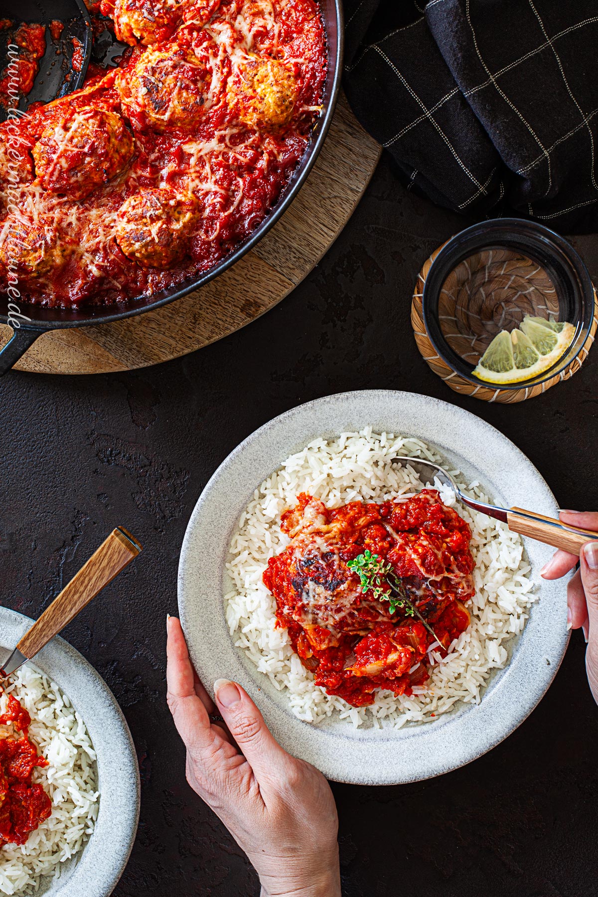 Hähnchen-Ricotta-Frikadellen in Tomatensauce